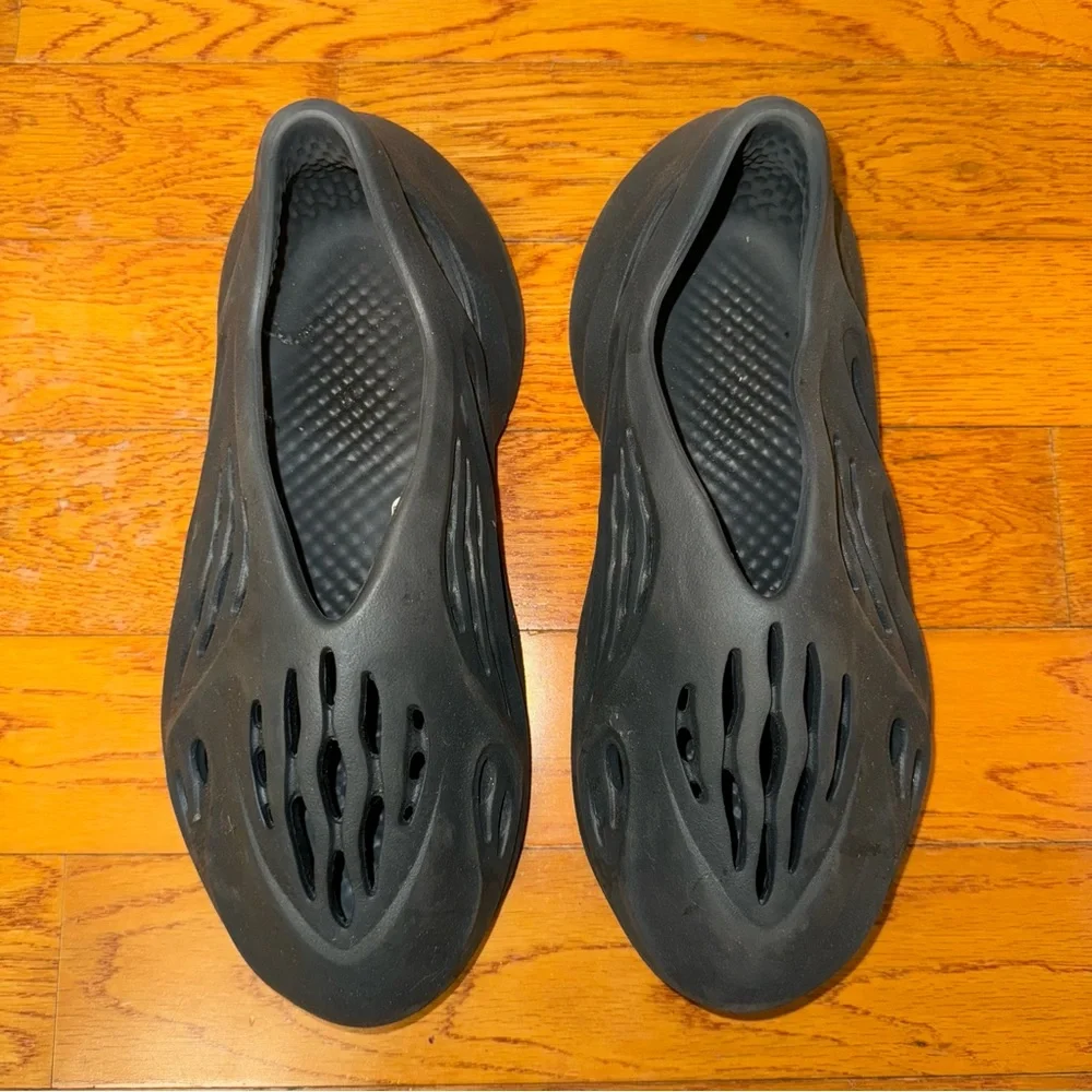 Adidas Yeezy foam RNR in carbon gray men’s 9